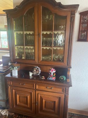 Massiver Wohnzimmerschrank / Vitrinenschrank im klassischen Landhausstil