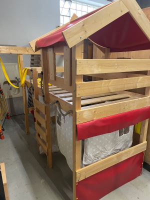 Kinder-Hochbett „Spielhaus“ aus massivem Kiefernholz mit Dach & Stoffelementen